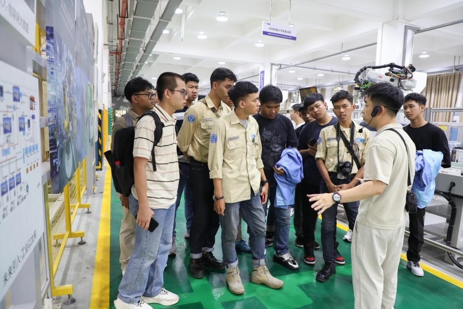 來華留學(xué)生在工程實踐中心上課。教育部職業(yè)教育與成人教育司供圖