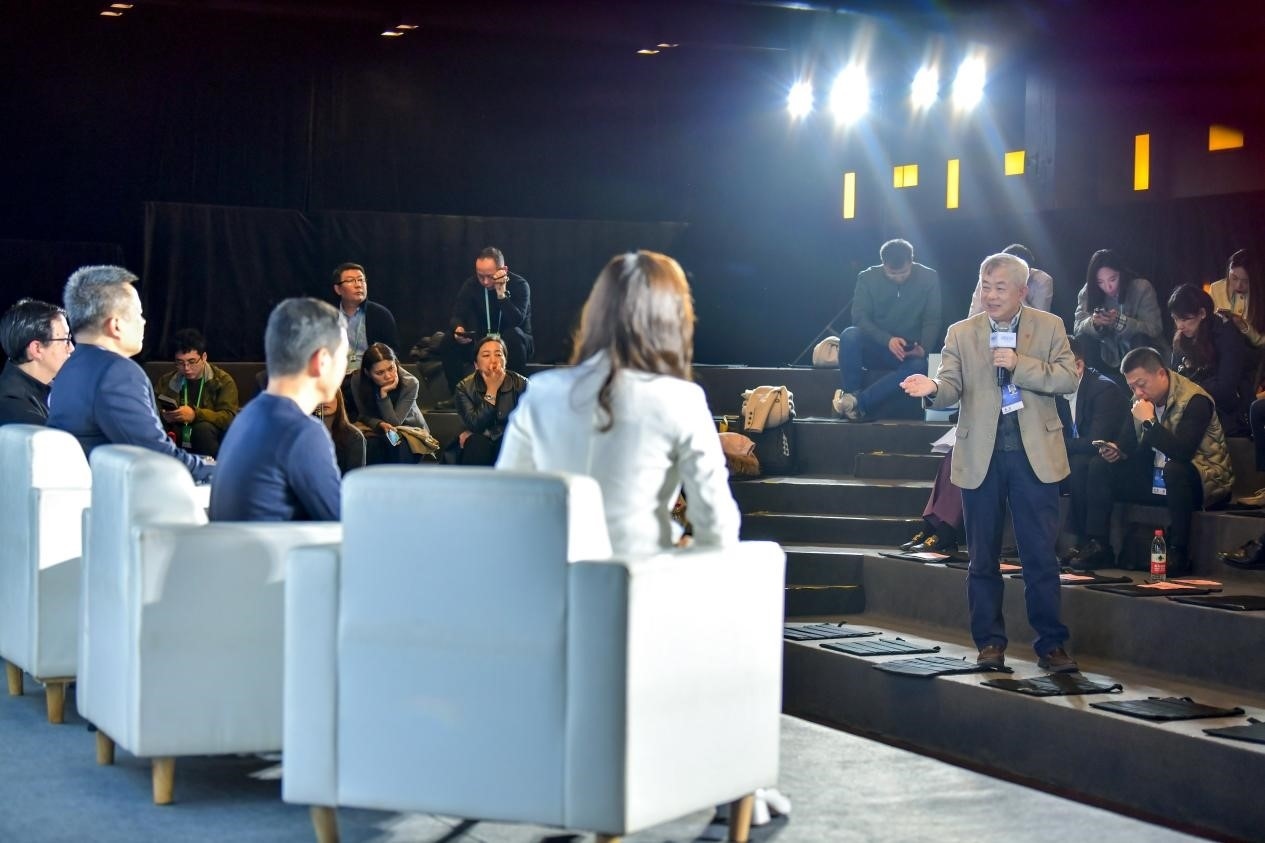 陳長(zhǎng)汶教授與對(duì)話(huà)嘉賓現(xiàn)場(chǎng)互動(dòng)。人民網(wǎng)記者 任峰濤攝