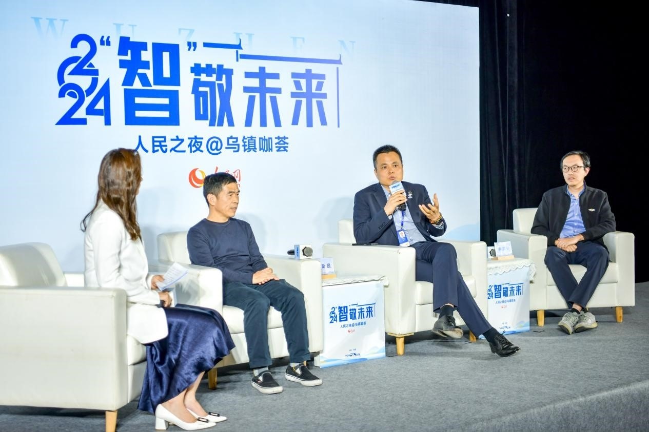 在對(duì)話(huà)環(huán)節(jié)，之江實(shí)驗(yàn)室高級(jí)研究專(zhuān)家潘愛(ài)民、伏羲智庫(kù)創(chuàng)始人李曉東、麒麟軟件副總經(jīng)理李震寧探討“‘百模大戰(zhàn)’將卷向何方”。人民網(wǎng)記者 任峰濤攝