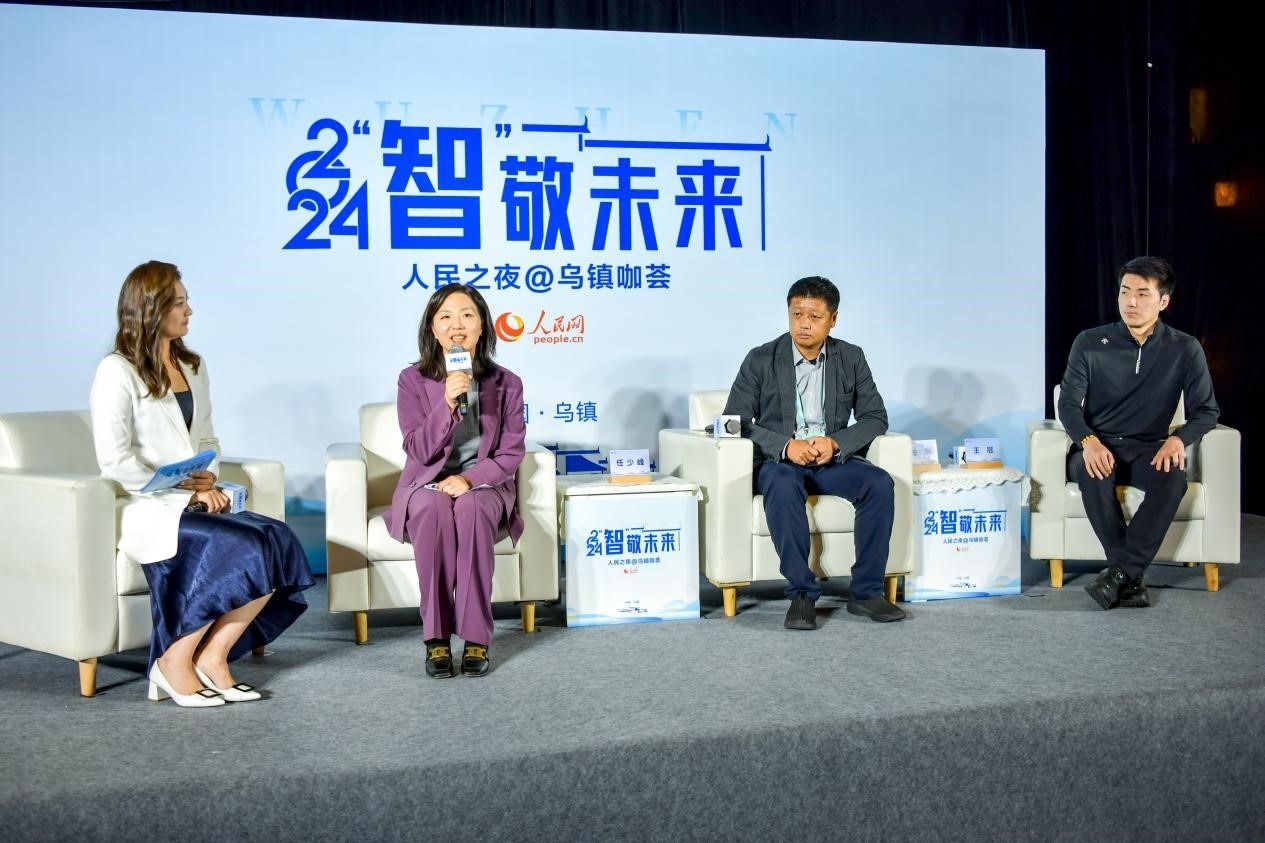 在對(duì)話(huà)環(huán)節(jié)，趣丸科技總編輯、副總裁任少峰，星云智慧機(jī)器人CEO李明，可之教育大模型創(chuàng)始人王冠討論“人工智能如何惠及大眾”。人民網(wǎng)記者 任峰濤攝