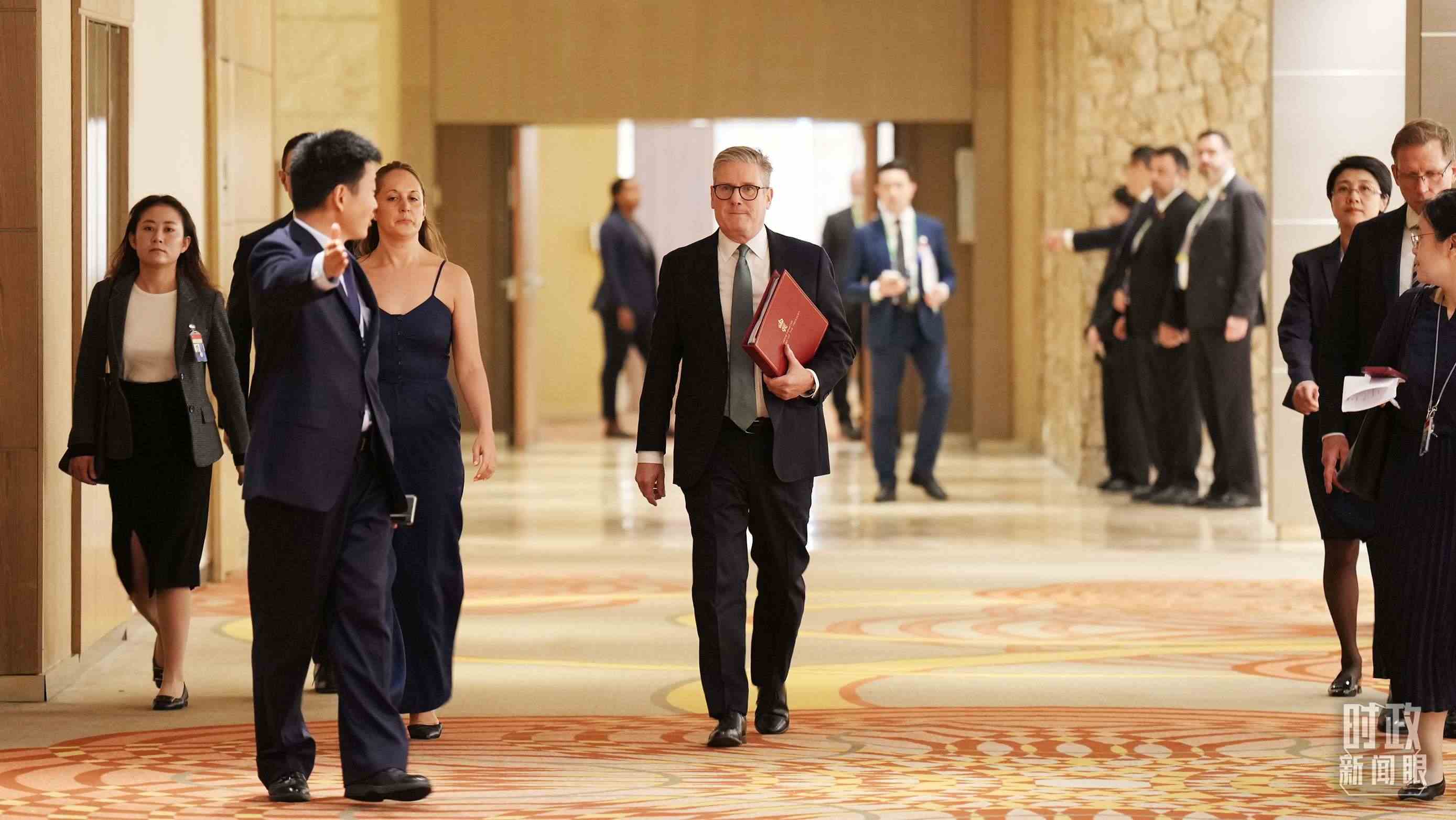 英國首相斯塔默抵達(dá)會見現(xiàn)場，這是他首次同習(xí)主席面對面交流。