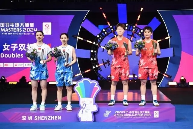 11月24日，劉圣書(shū)（右二）/譚寧（右一）與李怡婧/羅徐敏（左一）在頒獎(jiǎng)臺(tái)上合影。新華社記者 梁旭攝