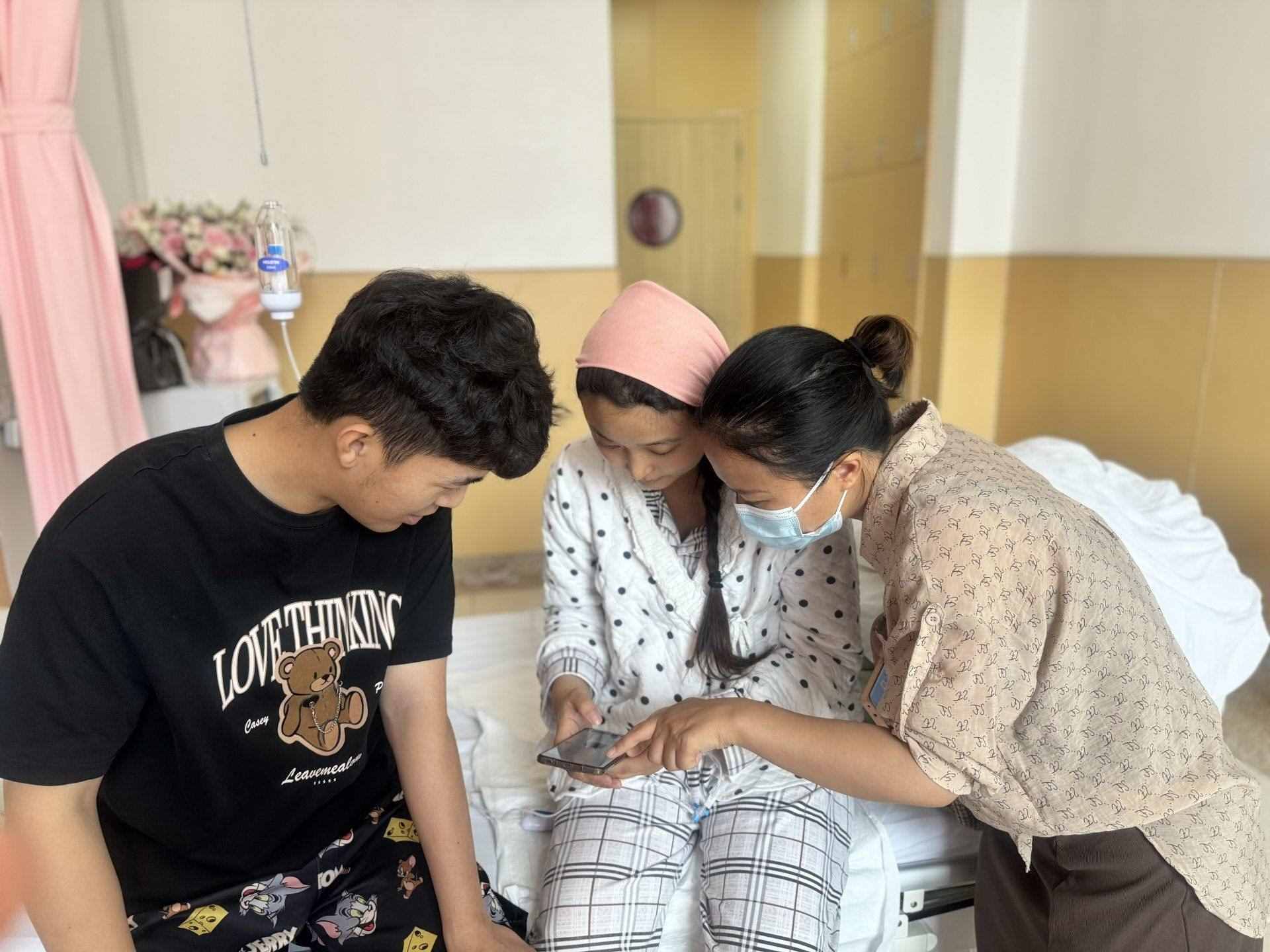 新生兒家庭通過(guò)手機(jī)辦理新生兒出生“一件事”。安徽省數(shù)據(jù)資源管理局供圖