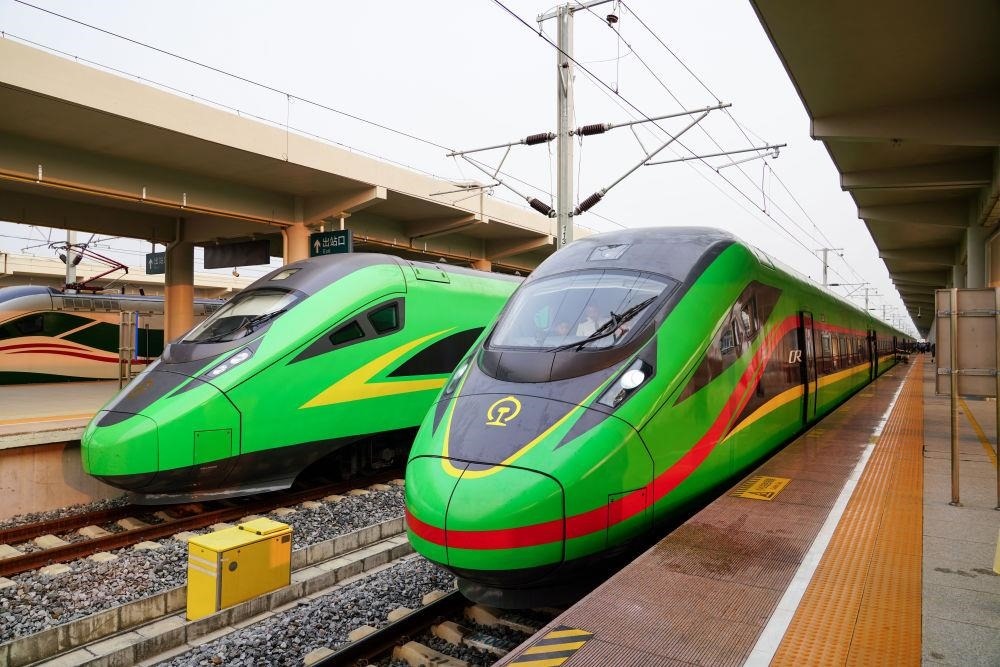 截至2024年7月5日，中老鐵路國際旅客列車?yán)塾?jì)開行滿1000列，極大地便利了沿線民眾出行。