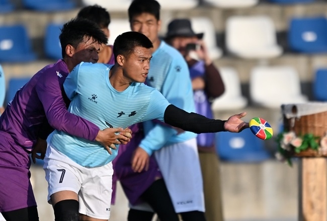 11月28日，花炮半決賽，廣西隊(duì)與海南隊(duì)展開激烈角逐。新華社記者 郭程攝