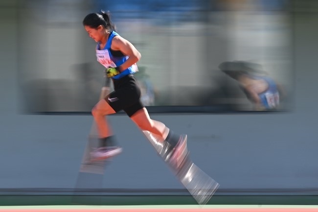 11月28日，海南隊(duì)選手吳明芬在高腳競速比賽中。新華社記者 杜子璇攝