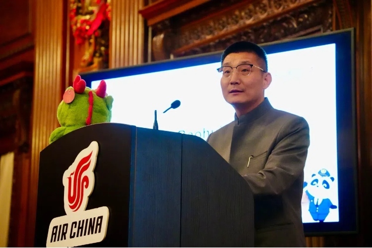 國(guó)航倫敦營(yíng)業(yè)部總經(jīng)理夏寶輝致辭。吳若鳴攝