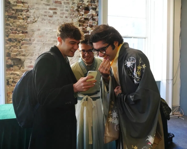 英國學(xué)生感受漢服魅力。吳若鳴攝