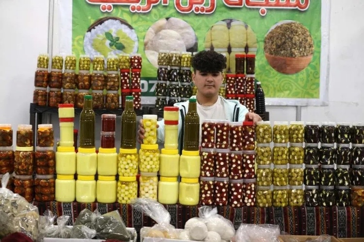 一名展商在展示各式各樣的橄欖制品。納達爾·達烏德攝