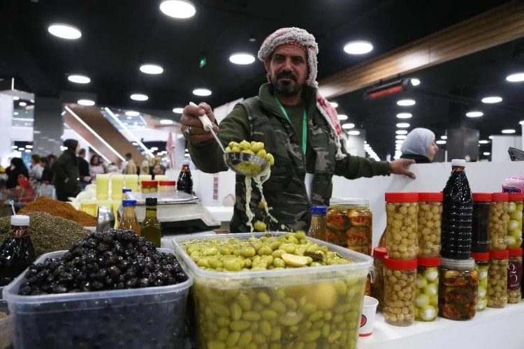 一位展商展示腌橄欖。納達爾·達烏德攝