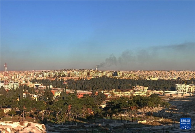 12月1日，敘利亞北部城市阿勒頗升起滾滾濃煙（手機(jī)照片）。新華社發(fā)