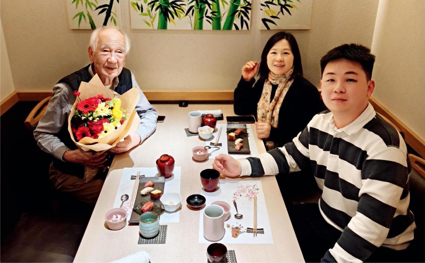 佐佐木俊一與彭林（中）、彭俊霖（右）在一起。