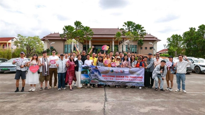 參與活動(dòng)的中國(guó)游客與當(dāng)?shù)靥﹪?guó)人合影?；顒?dòng)主辦方供圖