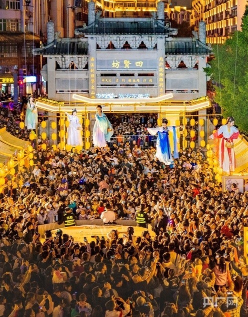 改造后的郁孤臺歷史文化街區(qū)流光溢彩，吸引游客沉浸式體驗宋朝文化（央廣網(wǎng)發(fā) 胡中 攝）