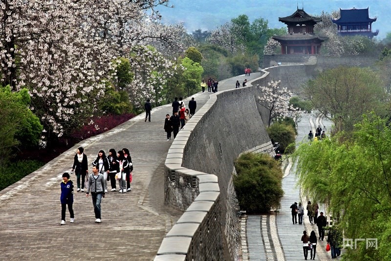 游客在贛州宋城古城墻上漫步，欣賞城市風(fēng)景（央廣網(wǎng)發(fā) 胡懷軍 攝）
