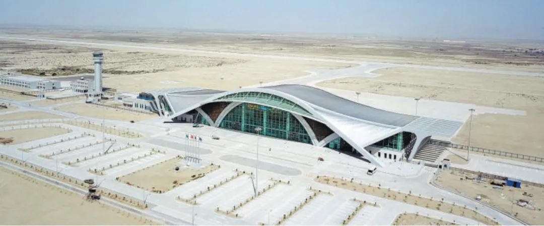今年10月正式竣工的巴基斯坦瓜達(dá)爾新國際機(jī)場是中巴經(jīng)濟(jì)走廊建設(shè)進(jìn)一步走向深入的重要標(biāo)志，有力推動中巴經(jīng)濟(jì)走廊建設(shè)成為高質(zhì)量共建“一帶一路”的示范性項(xiàng)目。圖為瓜達(dá)爾新國際機(jī)場。艾哈邁德·卡邁勒 攝（新華社發(fā)）