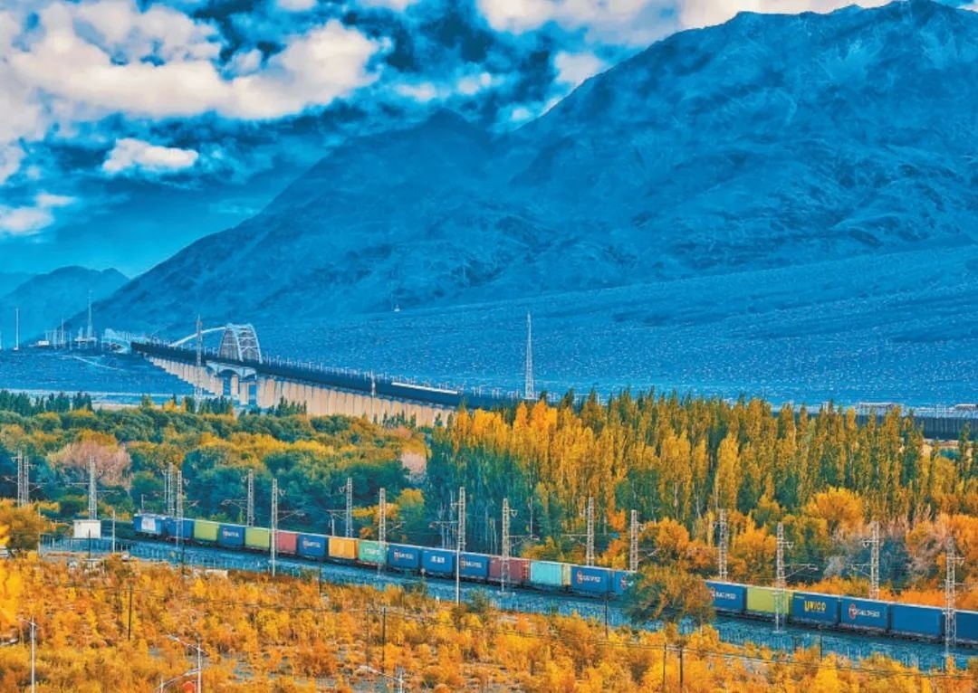 2013年，隨著共建“一帶一路”倡議提出，中歐班列應(yīng)運(yùn)而生。今年11月20日，第十萬列中歐班列正式出境。截至目前，中歐班列累計(jì)運(yùn)送貨物超1100萬標(biāo)箱、貨值超4200億美元，貨物品類達(dá)53大類5萬余種。圖為中歐班列行駛在新疆烏魯木齊達(dá)坂城濕地。擺風(fēng)亮 攝（新華社發(fā)）