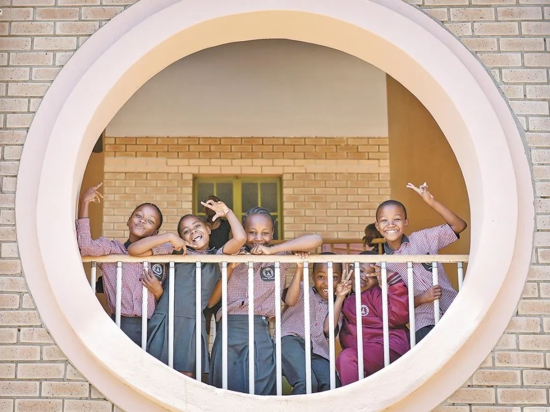 位于博茨瓦納南部的莫帕尼小學(xué)是中國援建的現(xiàn)代化學(xué)校，當(dāng)?shù)貎和慕逃龡l件因此得到改善。圖為莫帕尼小學(xué)課間休息的學(xué)生們。新華社記者 韓旭 攝