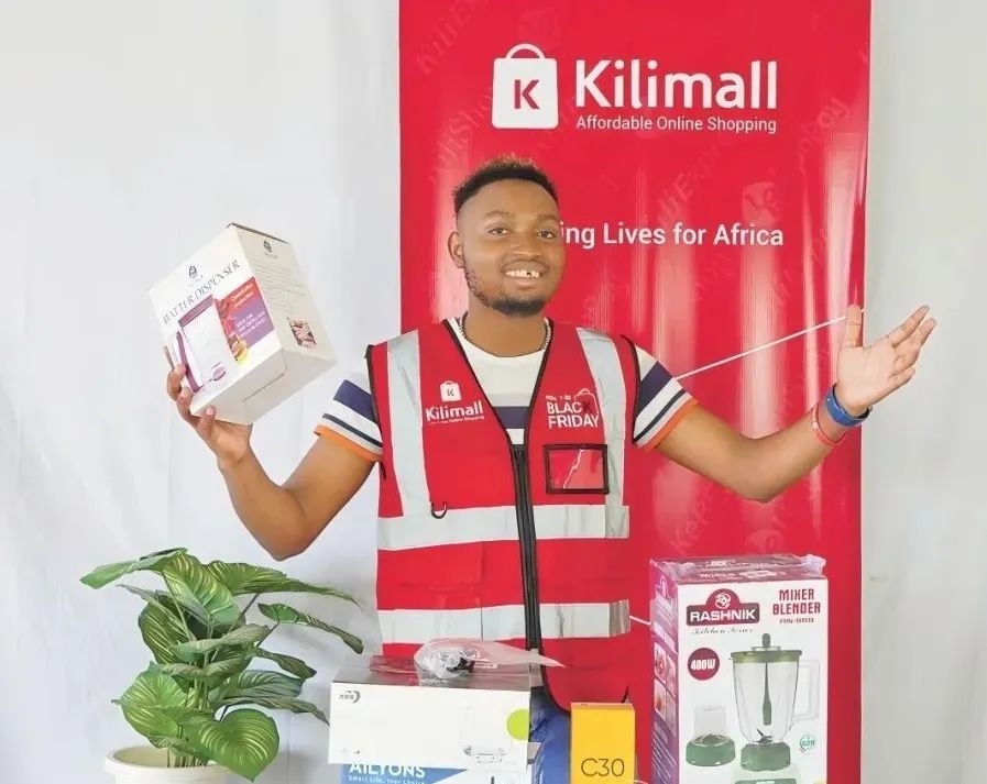 隨著“絲路電商”國際合作深入推進(jìn)，共建“一帶一路”國家雙多邊數(shù)字貿(mào)易規(guī)則對接不斷強(qiáng)化。借助“絲路電商”合作機(jī)制，肯尼亞主播迪克森·恩甘加在當(dāng)?shù)刂辈ж?。劉婉?攝（新華社發(fā)）