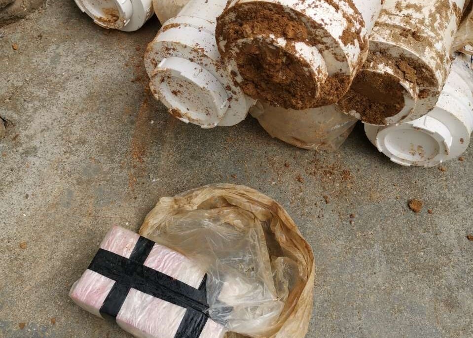 圖為警方查獲的藏匿于PVC管道中的部分現(xiàn)金。（警方供圖）