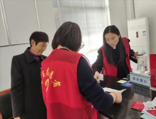 代辦人員為村民辦理醫(yī)保報(bào)銷。 圖片來源：江蘇南通啟東市數(shù)據(jù)局