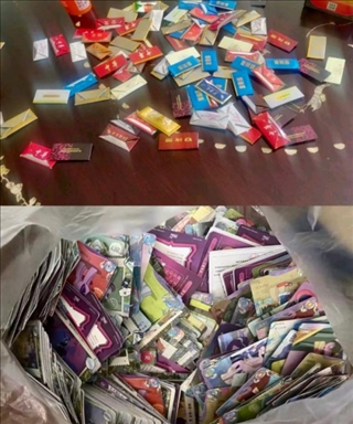 孩子們收集的煙卡、卡牌。受訪者供圖