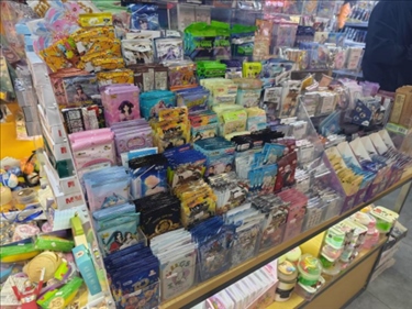 北京某文具店卡牌盲盒柜臺(tái)，未設(shè)相關(guān)提醒。人民網(wǎng)記者 黃鈺攝