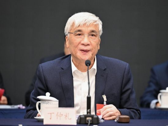 全國人大常委會副委員長、歐美同學(xué)會會長丁仲禮作工作報告