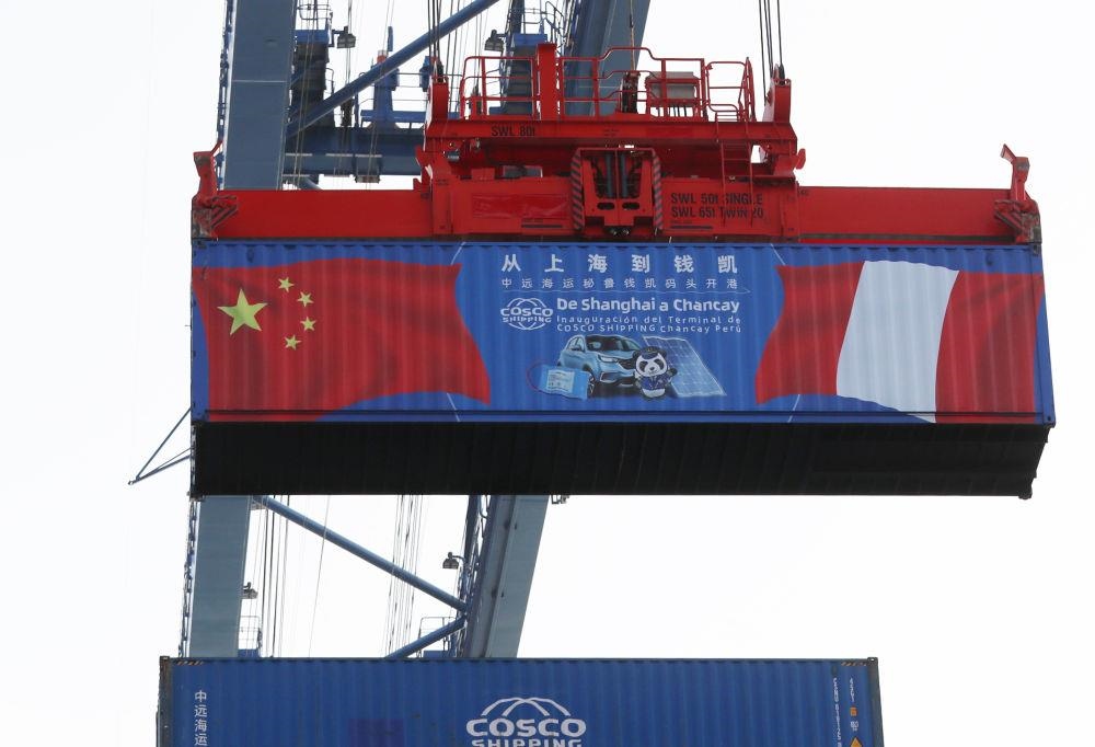 2024年11月14日，在秘魯首都利馬以北的錢凱港，岸邊智能化設(shè)備吊裝集裝箱。