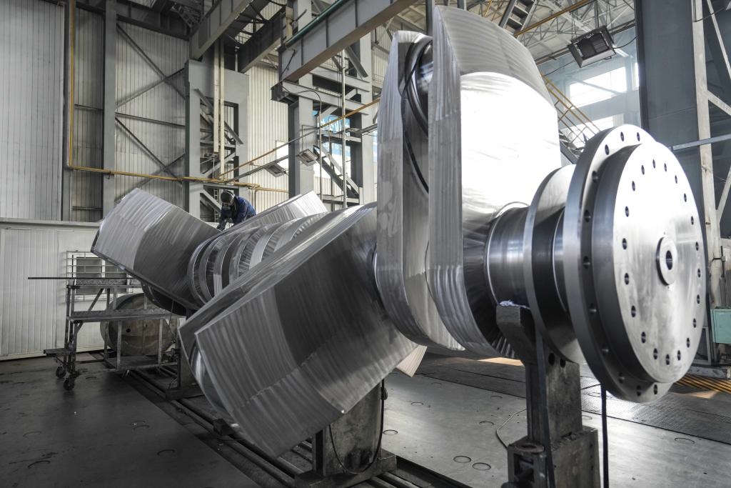 2024年1月11日，工人在大連華銳船用曲軸有限公司加工車間加工產(chǎn)品。新華社記者 潘昱龍 攝