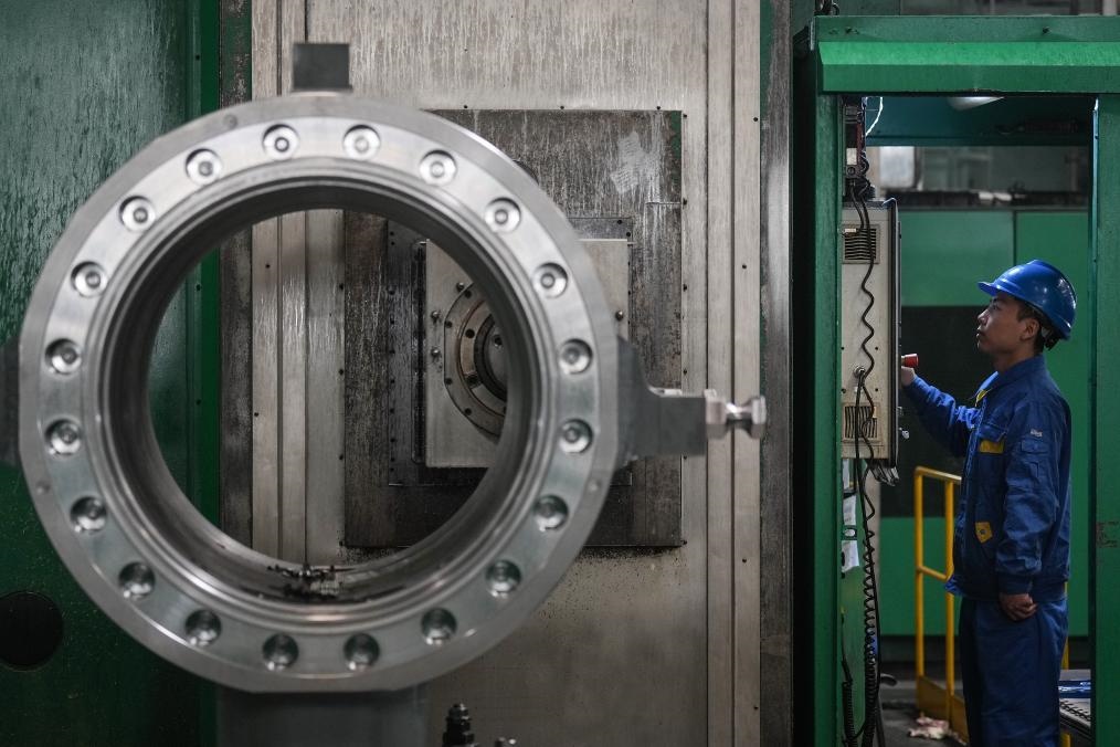 2023年2月14日，沈陽(yáng)鼓風(fēng)機(jī)集團(tuán)股份有限公司的工人在車間工作。新華社記者 潘昱龍 攝