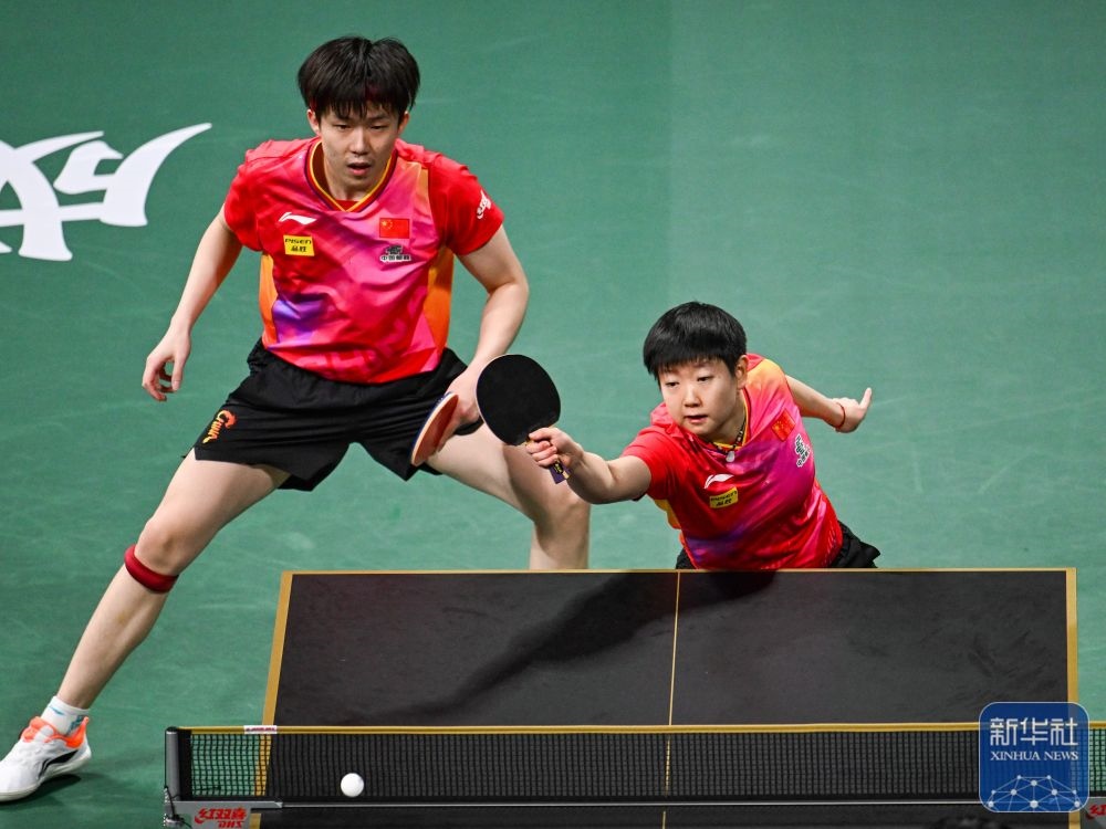 ↑中國隊(duì)組合王楚欽/孫穎莎（右）在混雙比賽中。新華社記者 王曦 攝