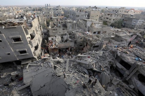 這是12月7日在加沙地帶中部努賽賴特難民營拍攝的遭以軍轟炸后的建筑廢墟。新華社發(fā)（里澤克·阿卜杜勒賈瓦德攝）