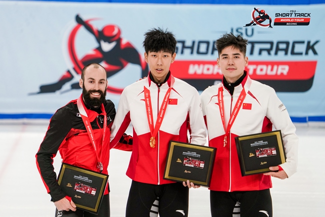 男子500米頒獎儀式，中國選手孫龍(中)奪得冠軍，加拿大選手杜博伊斯(左)獲得亞軍，中國選手劉少昂獲得季軍。賽事組委會供圖