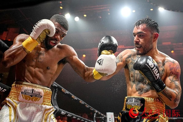 來自剛果民主共和國的帕特里克·穆卡拉（右）獲得了非洲80公斤級冠軍。人民網(wǎng) 塔里克·易卜拉欣攝