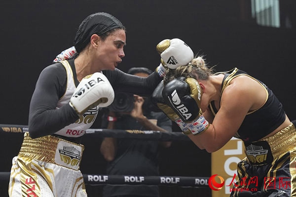 來自伊朗和羅馬尼亞的女選手進(jìn)行了墊場賽。人民網(wǎng) 塔里克·易卜拉欣攝