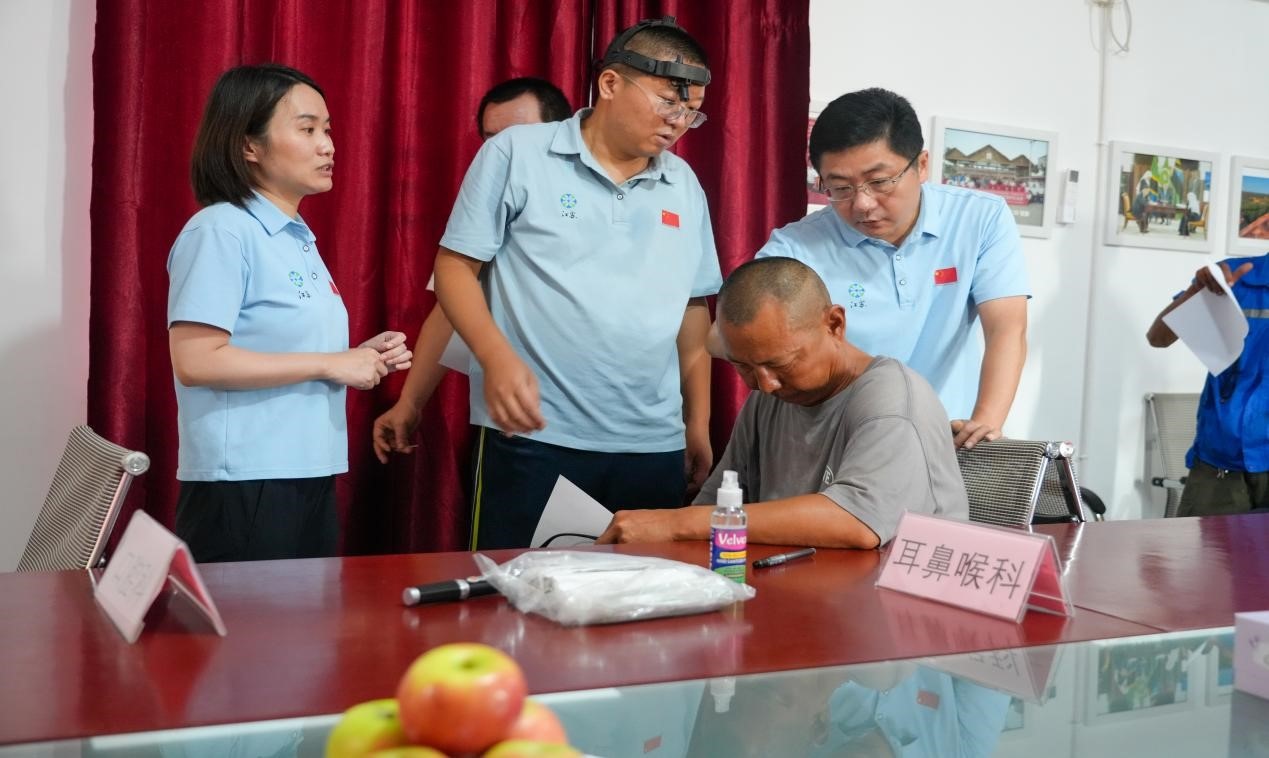 醫(yī)療隊(duì)專家診療現(xiàn)場。中國土木供圖