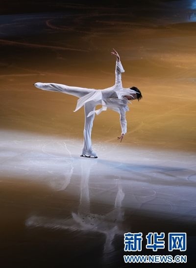 圖為羽生結(jié)弦在表演中。記者 錢錚 攝