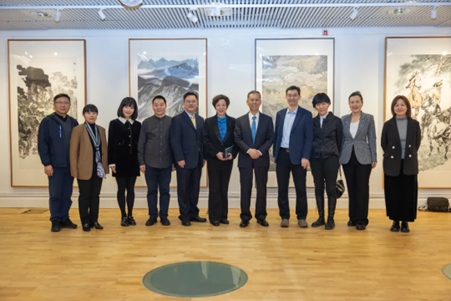 中國(guó)駐瑞典大使崔愛(ài)民與畫(huà)展主辦方人員合影。中國(guó)駐瑞典大使館供圖