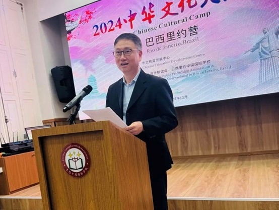 里約中國(guó)國(guó)際學(xué)校代董事長(zhǎng)尹霄敏在閉營(yíng)儀式上致辭?；顒?dòng)主辦方供圖