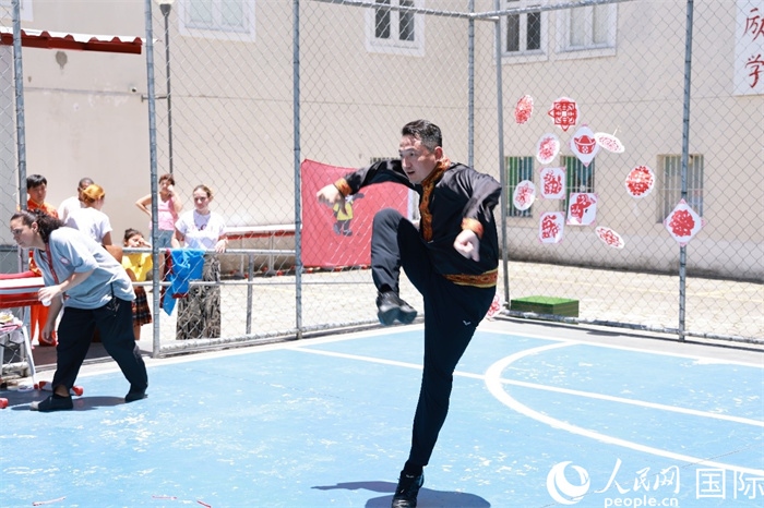 塔吉克舞蹈《夢(mèng)想》通過(guò)靈動(dòng)的舞姿展現(xiàn)了塔吉克族對(duì)美好生活的向往，仿佛帶領(lǐng)觀眾走進(jìn)了帕米爾高原。人民網(wǎng)記者 陳海琪攝