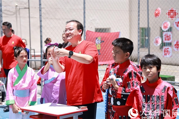 趣味數(shù)學(xué)節(jié)目以富有創(chuàng)意的數(shù)字游戲和魔尺變幻為亮點(diǎn)，激發(fā)了孩子們的數(shù)學(xué)思維與想象力。人民網(wǎng)記者 陳海琪攝