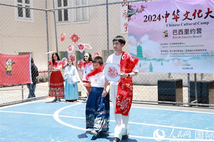 《SHOW美中華》通過(guò)國(guó)風(fēng)服飾走秀，將傳統(tǒng)文化與現(xiàn)代創(chuàng)意完美結(jié)合。人民網(wǎng)記者 陳海琪攝