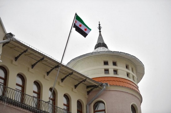 12月9日，在俄羅斯首都莫斯科，敘利亞駐俄羅斯使館升起代表敘利亞反對(duì)派的旗幟。新華社發(fā)（亞歷山大攝）