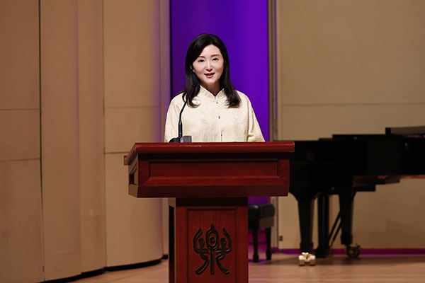 中央音樂學院黨委書記、中國民族管弦樂學會胡琴專業(yè)委員會會長于紅梅致辭。中國民族管弦樂學會胡琴專業(yè)委員會供圖