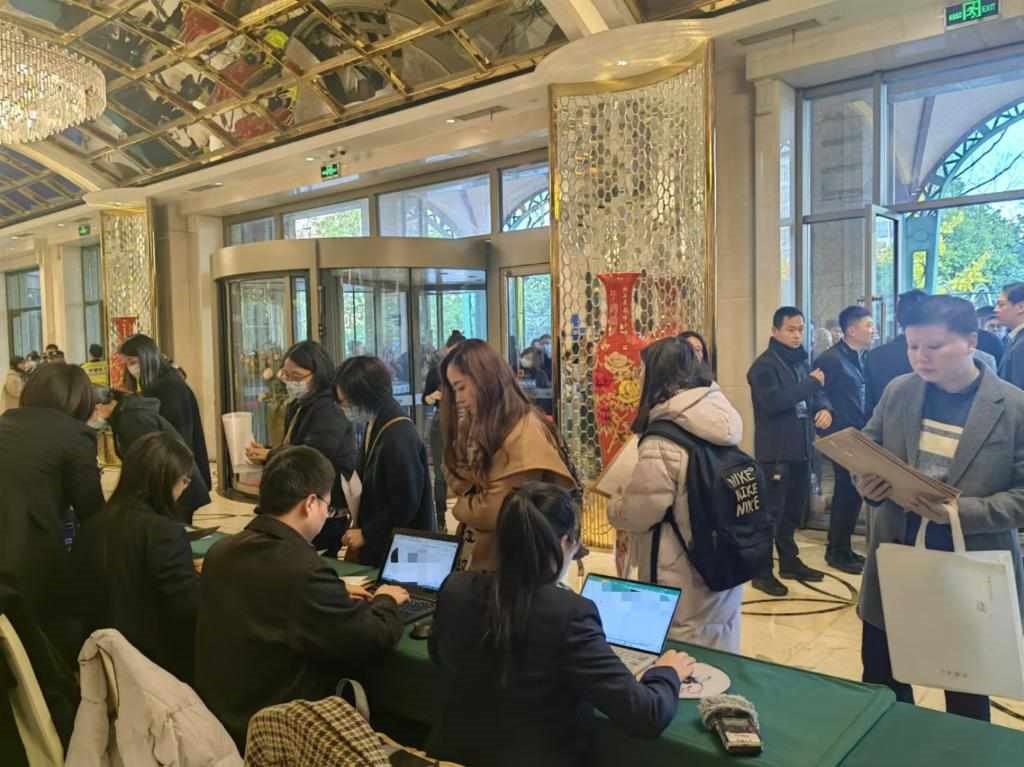 12月12日，第十批國(guó)家組織藥品集中帶量采購(gòu)現(xiàn)場(chǎng)。新華社記者龔雯 攝