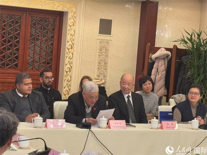 老一輩赴古留學(xué)生代表徐世澄在座談會(huì)上發(fā)言。人民網(wǎng)記者 趙健攝