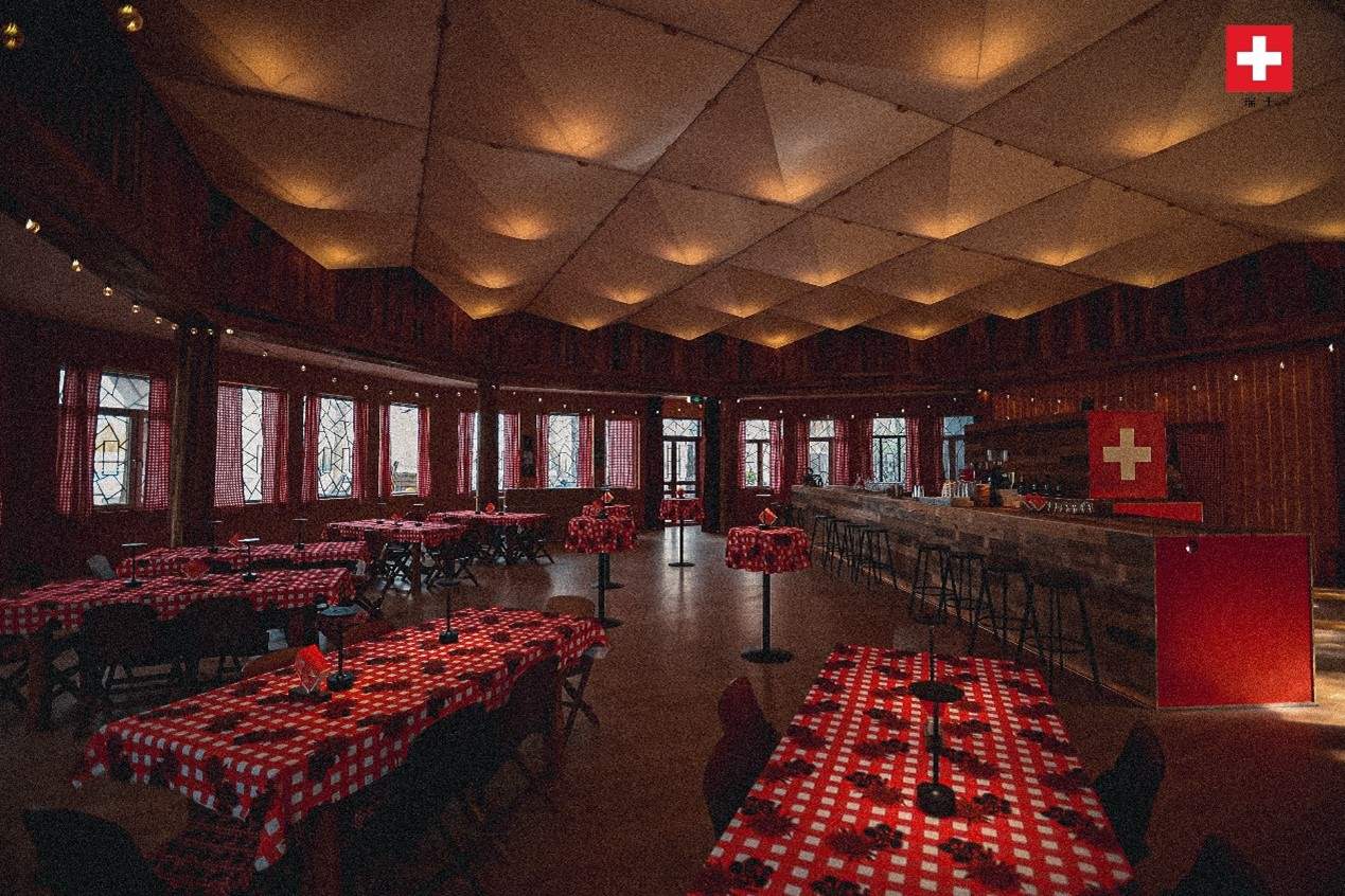 瑞士小木屋內(nèi)飾采用瑞士紅、森林棕與雪山白三種主色調(diào)，營造出自然與現(xiàn)代交融的氛圍。瑞士使館供圖