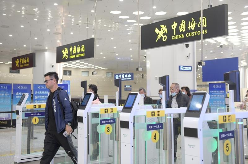 △2024年2月29日，旅客從橫琴口岸過(guò)關(guān)。