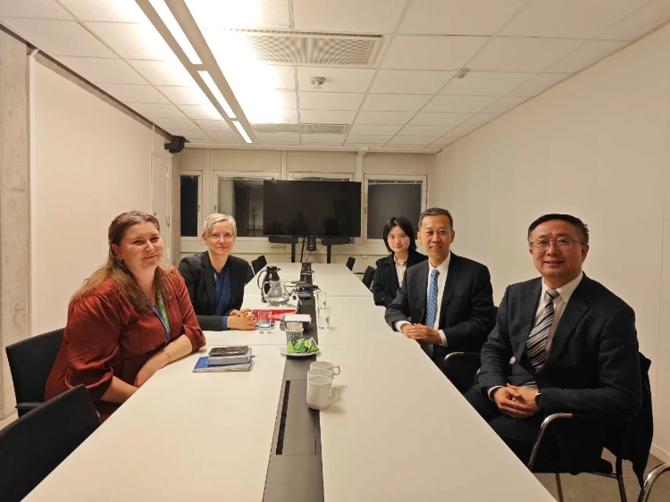 中國(guó)駐瑞典大使崔愛民會(huì)見瑞典聯(lián)合國(guó)教科文組織全國(guó)委員會(huì)秘書長(zhǎng)。中國(guó)駐瑞典大使館供圖